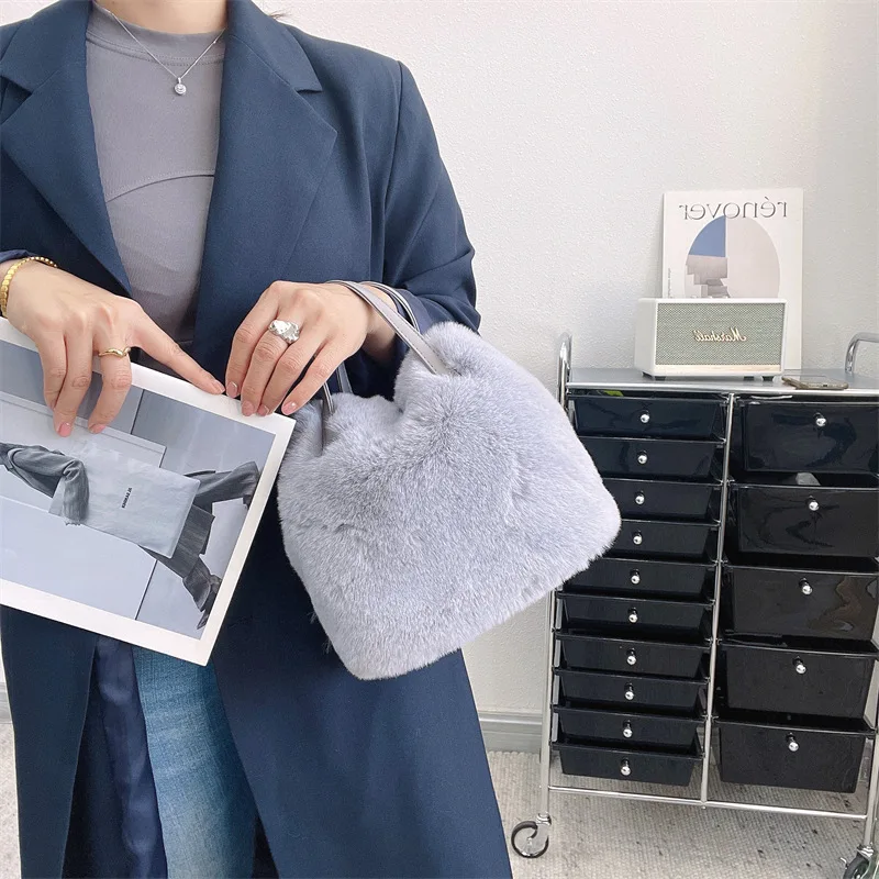 Impresionante bolso de mano tipo cubo de piel sintética de conejo suave para mujer, bolso de hombro de felpa esponjosa de invierno, elegante bolso de fiesta de moda urbana para chicas.