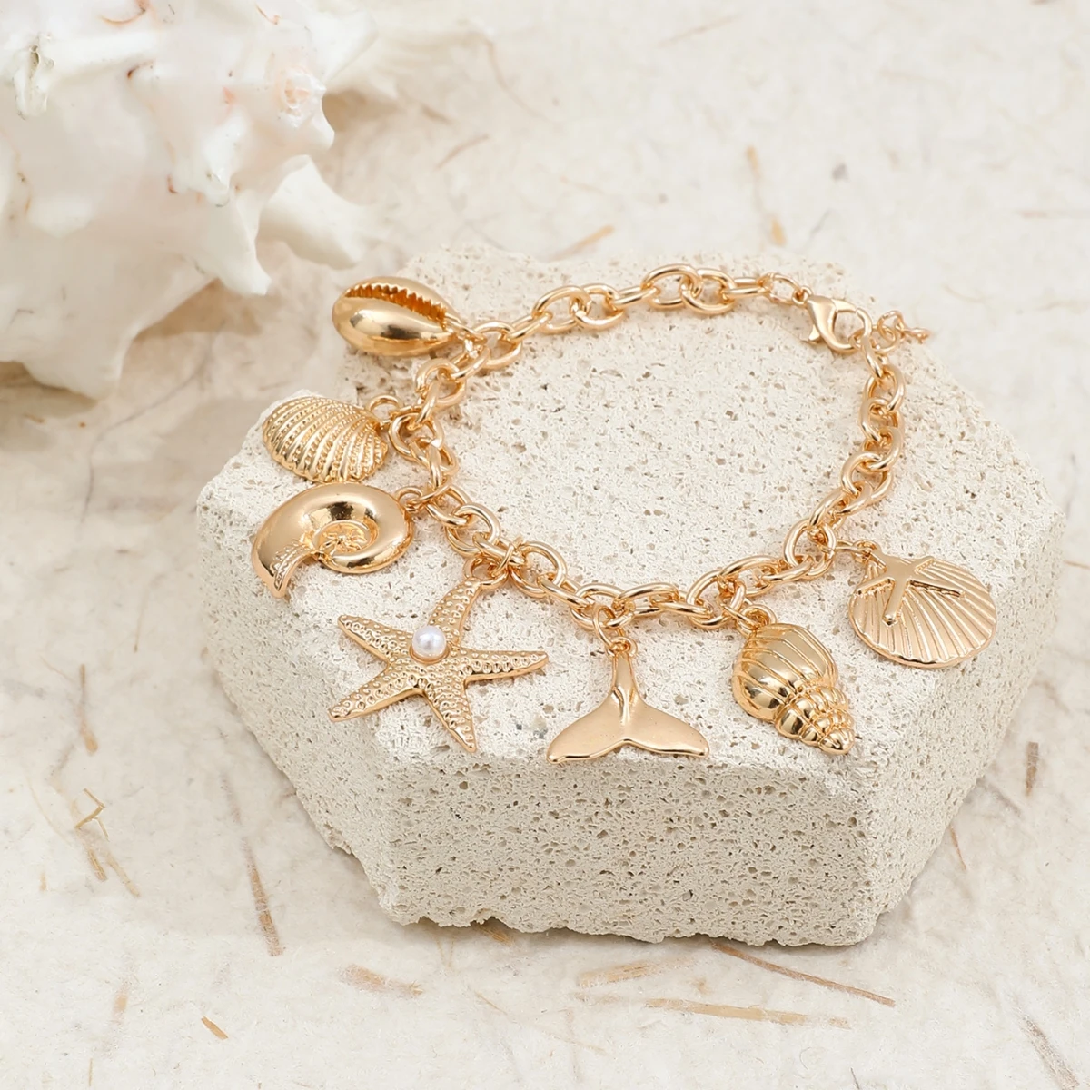 Pulseira boho de praia com berloques de estrela e conchas_voghion.com