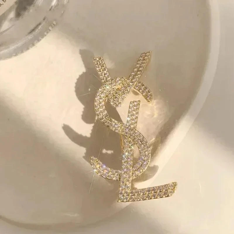 Art Luxury Letter Water Diamond Chest Flower Pin Brooch Women's Fashion Design Coat Sweater Matching