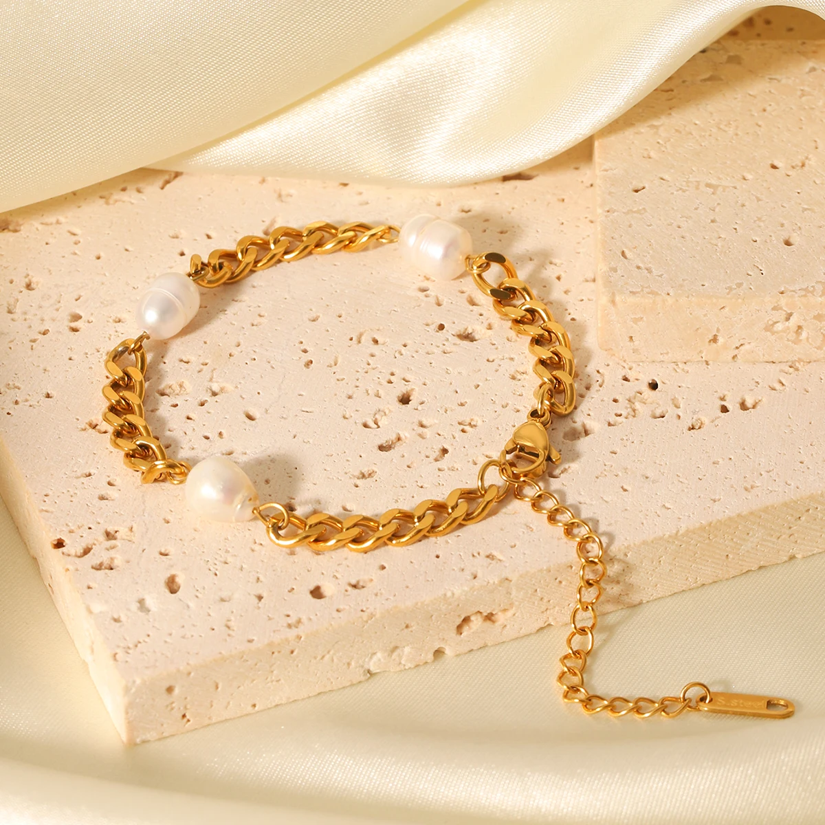 Huang Chao Damen-Armband, leicht, luxuriös, drei Süßwasserperlen, kubanische Kette, Edelstahl-Armband, Modeaccessoires, Schmuck