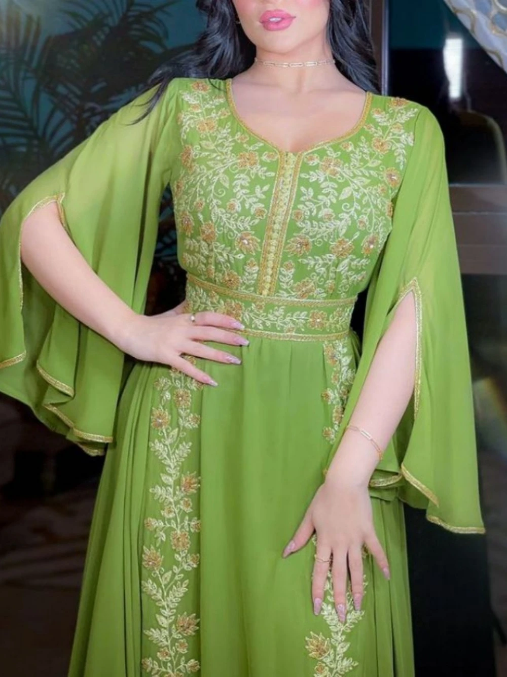 عباية مطرزة باللون الأخضر على شكل حرف A فستان سهرة...