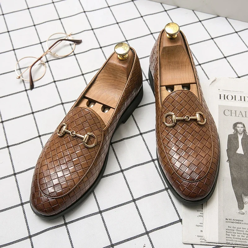 

Loafers Shoes Men PU Embossed Woven Pattern Metal Buckle Decorative Pointed Low Heel Business Casual Shoes Classic Men Shoes