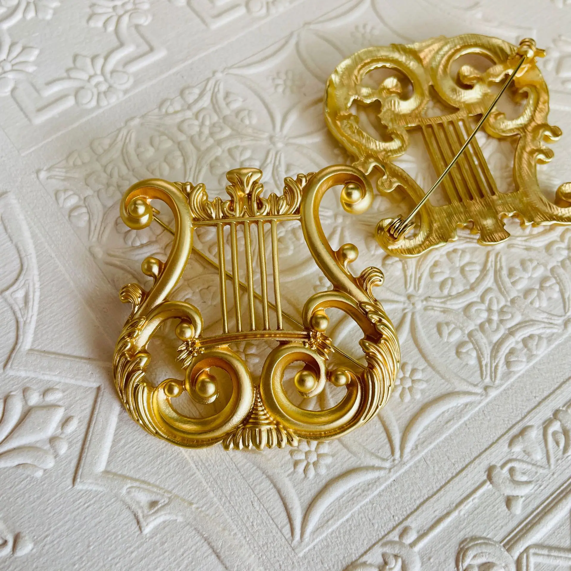 Broche Fleurs Pour Robe Dos-nu - L'Atelier De Clotilde - Comptoir Doré