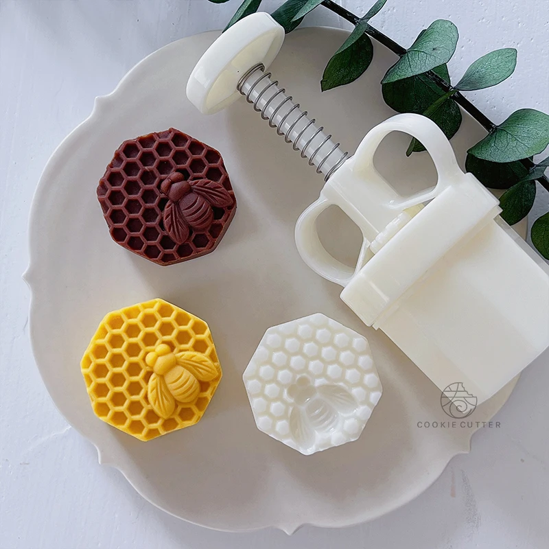 

63g Honeycomb Shape Mid-Autumn Festival Mooncake Mould Bee Pattern Pastry Dessert Chocolate Mould ABS Plastic Hand Pressure Mold