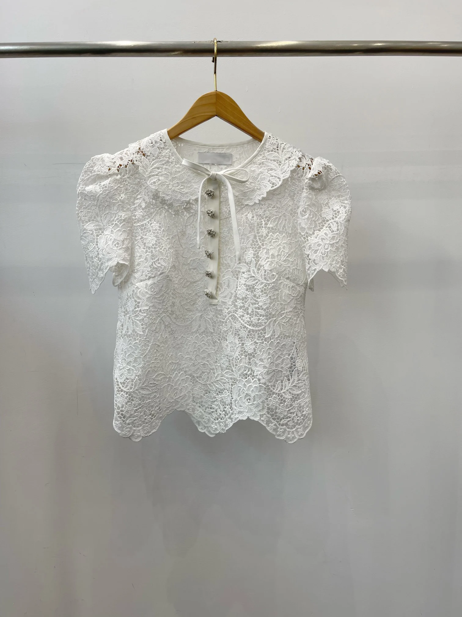 

2023New floral lace top, short sleeve micro bubble sleeve design bottom scallop shape edge, the overall shape of aging sweet6.10