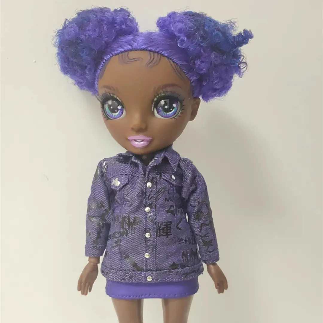 Originale Lol Doll Omg Rainbow Girl Purple Ball Head Brown Skin Purple Eyes Occhi 3D 11 Joint Big Sister High School Girl Doll