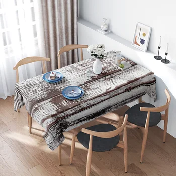Tavolo da pranzo in legno con set di sedie abbinate con una tovaglia rustica a righe bianche marroni, perfetta per qualsiasi stile di arredamento per la casa!