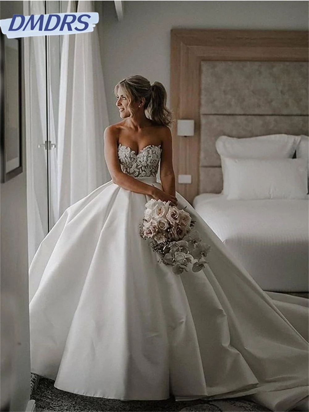 

Elegant Appliques Wedding Dress Simple Strapless Satin Ball Gown For Woman Custom Made Sweep Train Bridal Dresses Robe De Mariée