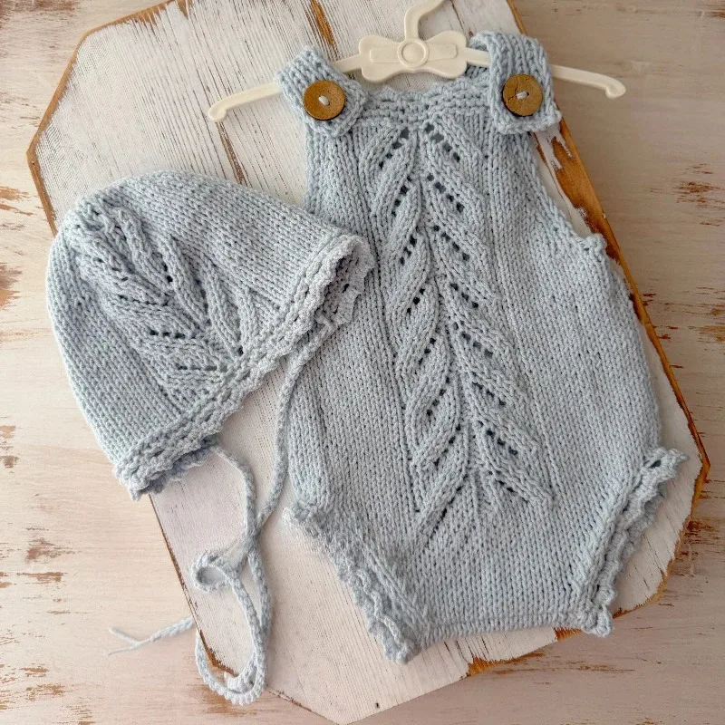 Accessori per Fotografia Neonati, Set 2 Pezzi Vintage Fatto a Mano: Body Blu Lavorato a Maglia con Cappello, Abbigliamento Personalizzato per Servizi Fotografici in Studio - immagine 2