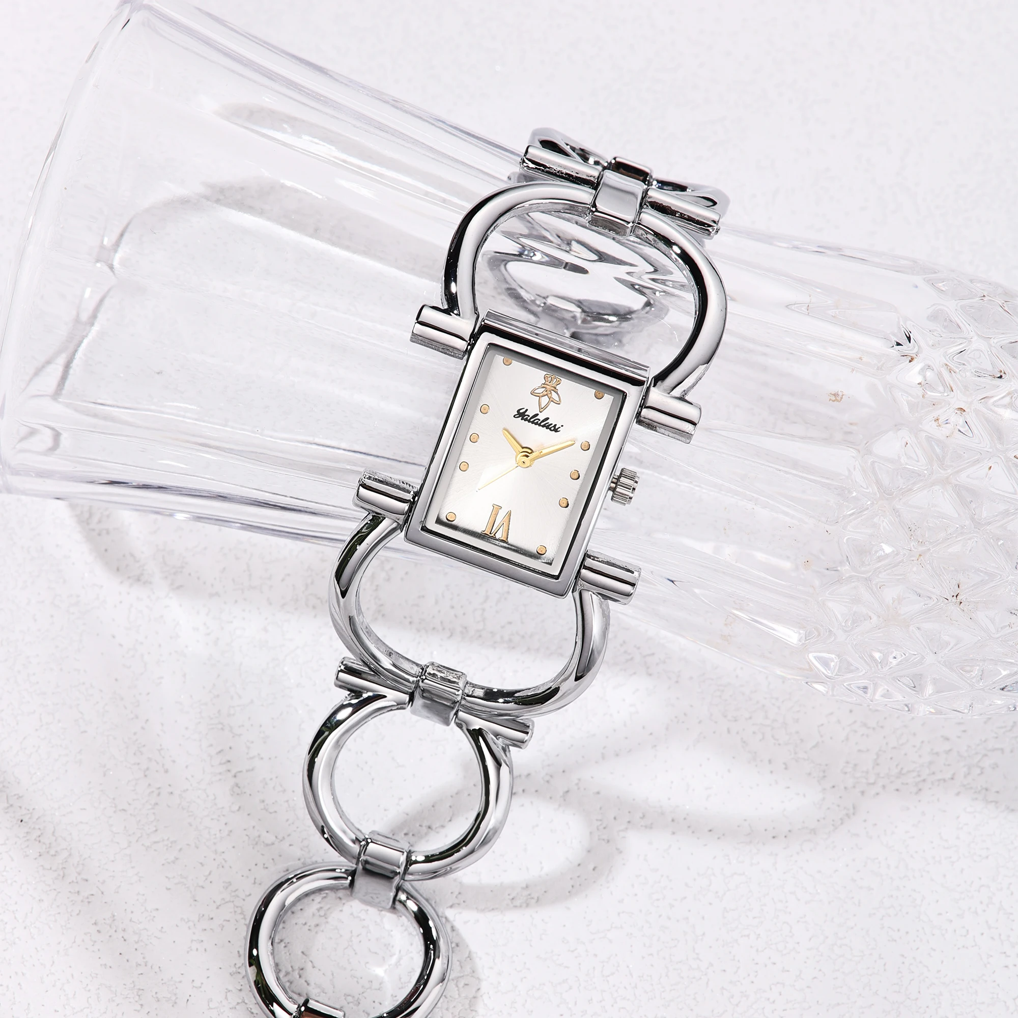 Elegant Ladies’ Bracelet Watches: Minimalist and Timeless Gifts