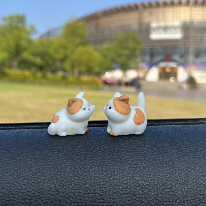 Mini Kiss Little Animals Ornament Cartoon Rabbit Cat rabbit Micro Landscape Model Car Interior Home Desktop Decoration