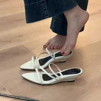 Vente chaude pantoufles femmes sandales à talons compensés chaussures à talons hauts été 2025 chaussures de plage Sexy tongs décontractées diapositives femme 1
