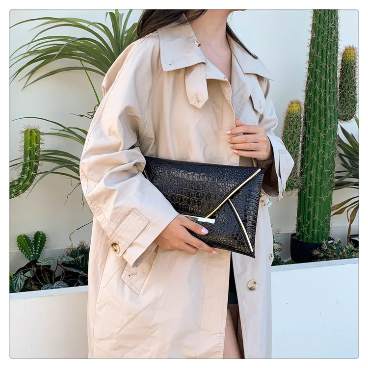 Fashion Crocodile Pattern Envelope Clutch - Interior Phone Pocket