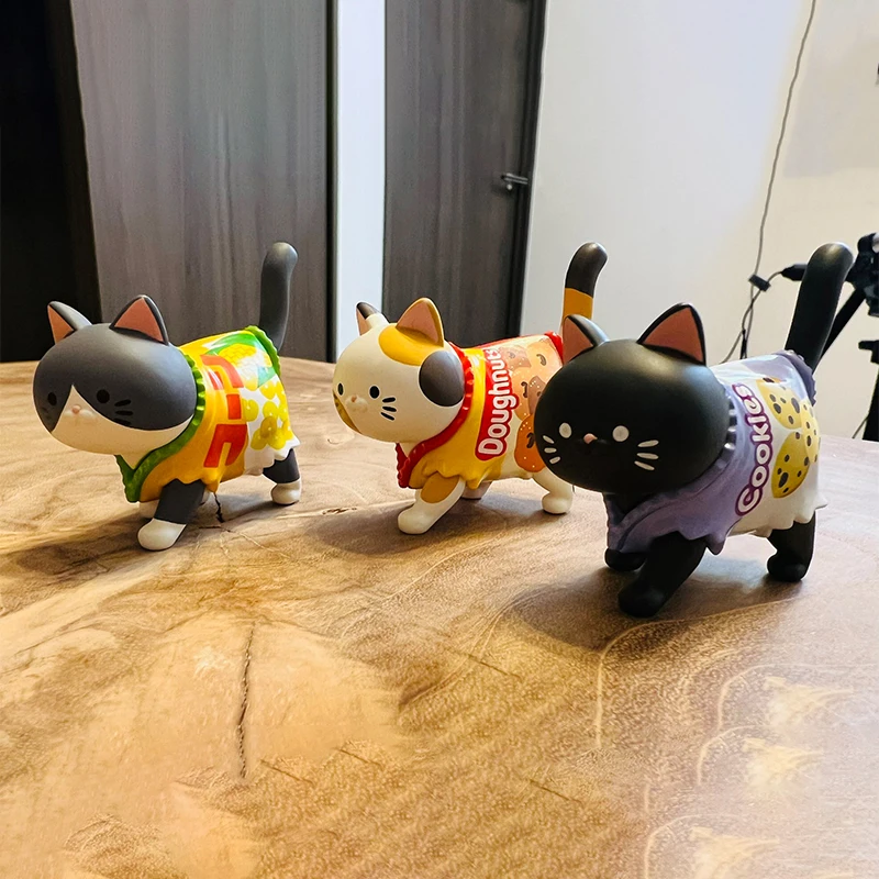 Gashapon Gacha QUALIA Snack Cat Walking Kitten Wearing In A Candy