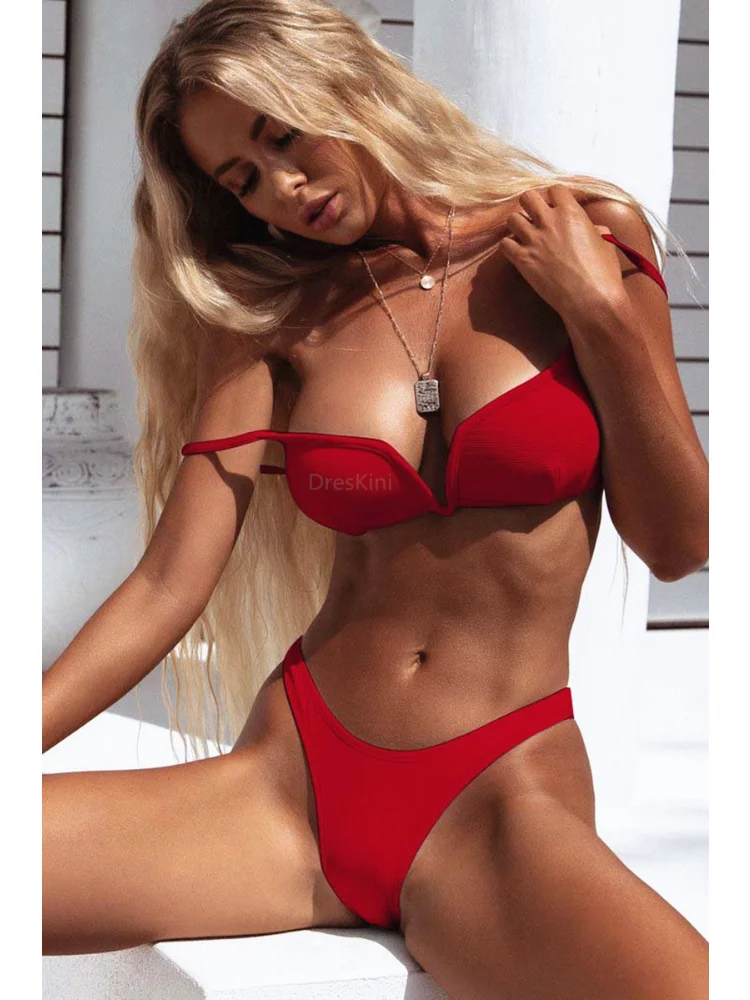 Рисунок 5 - Пикантный раздельный купальник с V-образным вырезом