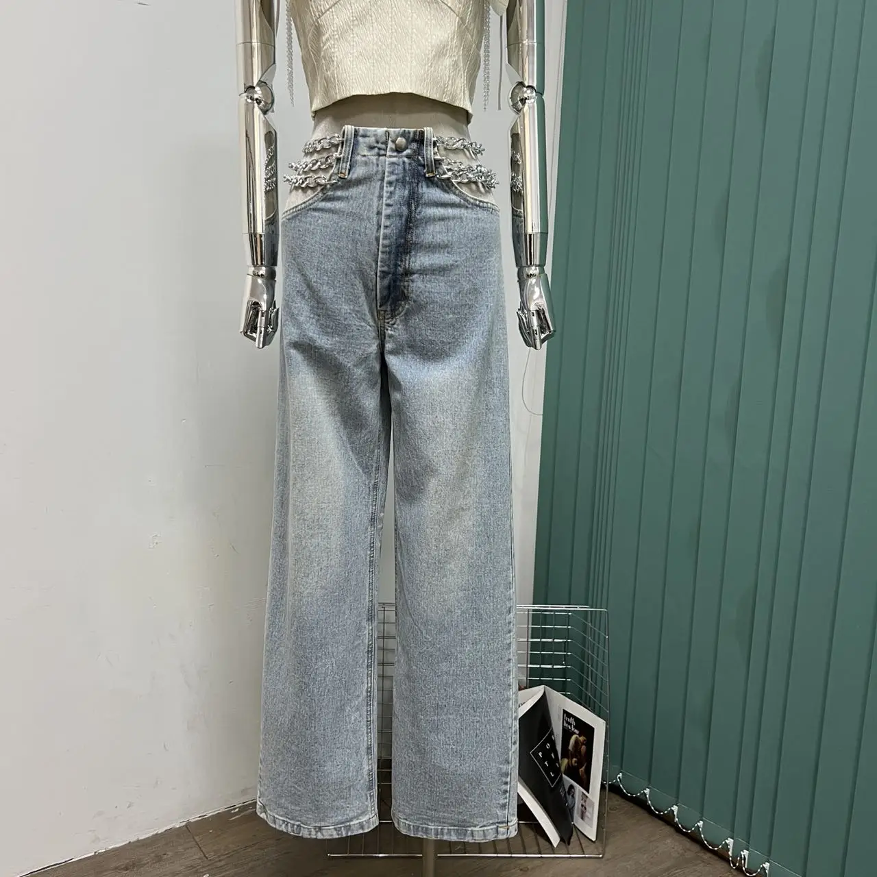 

2022Design trend, personality, fashion and comfort, metal chain decoration, waist leakage, denim straight trousers.