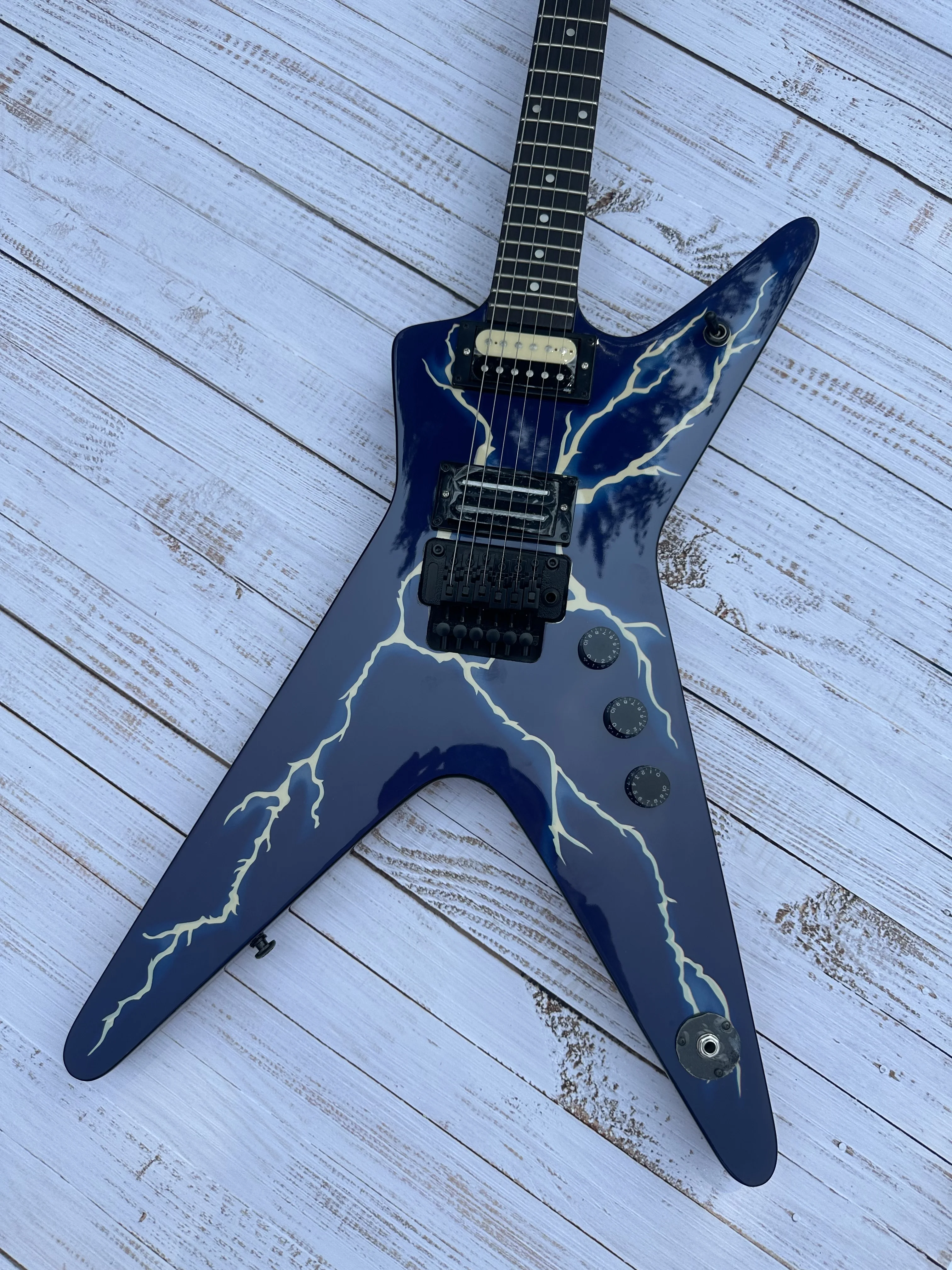 

Irregular electric guitar, blue and other lightning water transfer printing, black accessories and dual shake pickup, available,