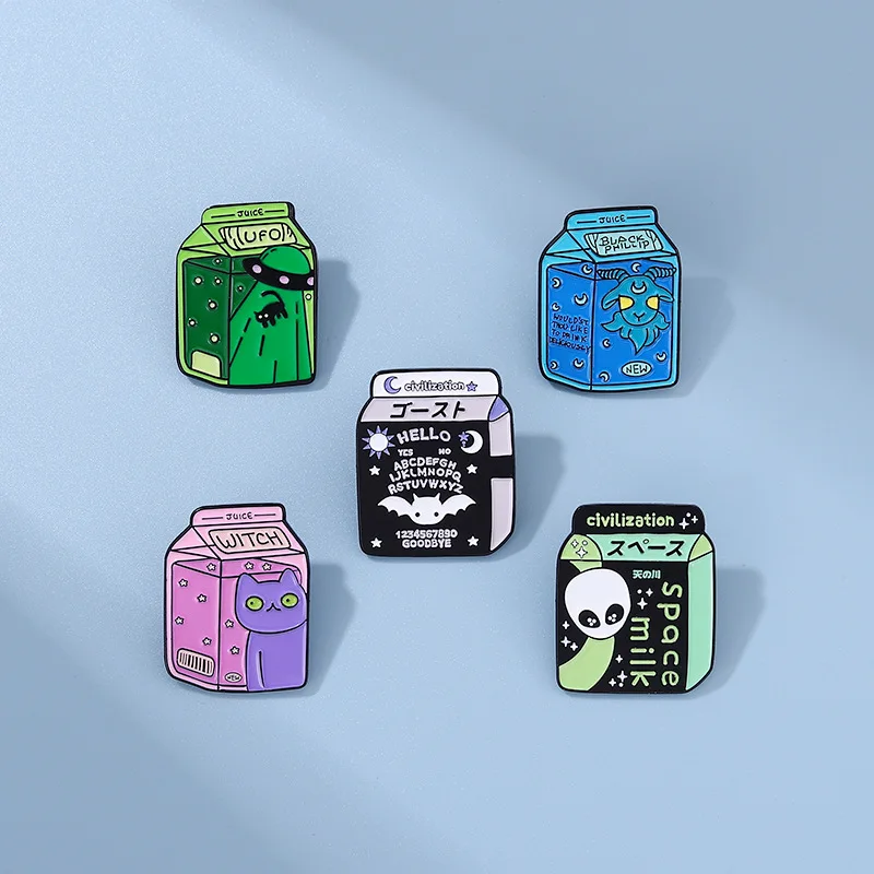 Space Milk Smalto Pins Cartoon Alien Witch Cat Bat Satan Spille Bag Risvolto Badge Universe Drink Jewelry Gift For Kids Friends