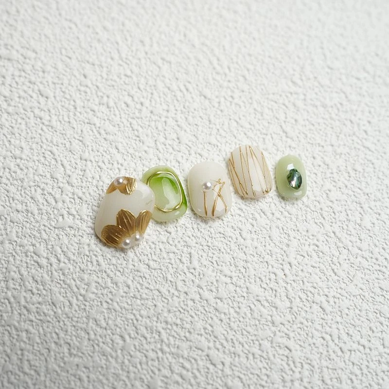 Variety of Handmade Press On Nails Daisy Design