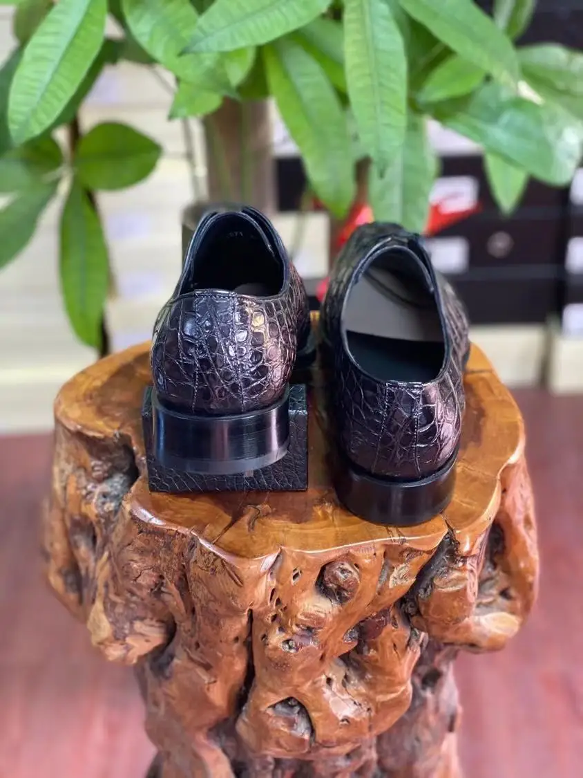 Рисунок 6 - Мужские туфли из крокодиловой кожи