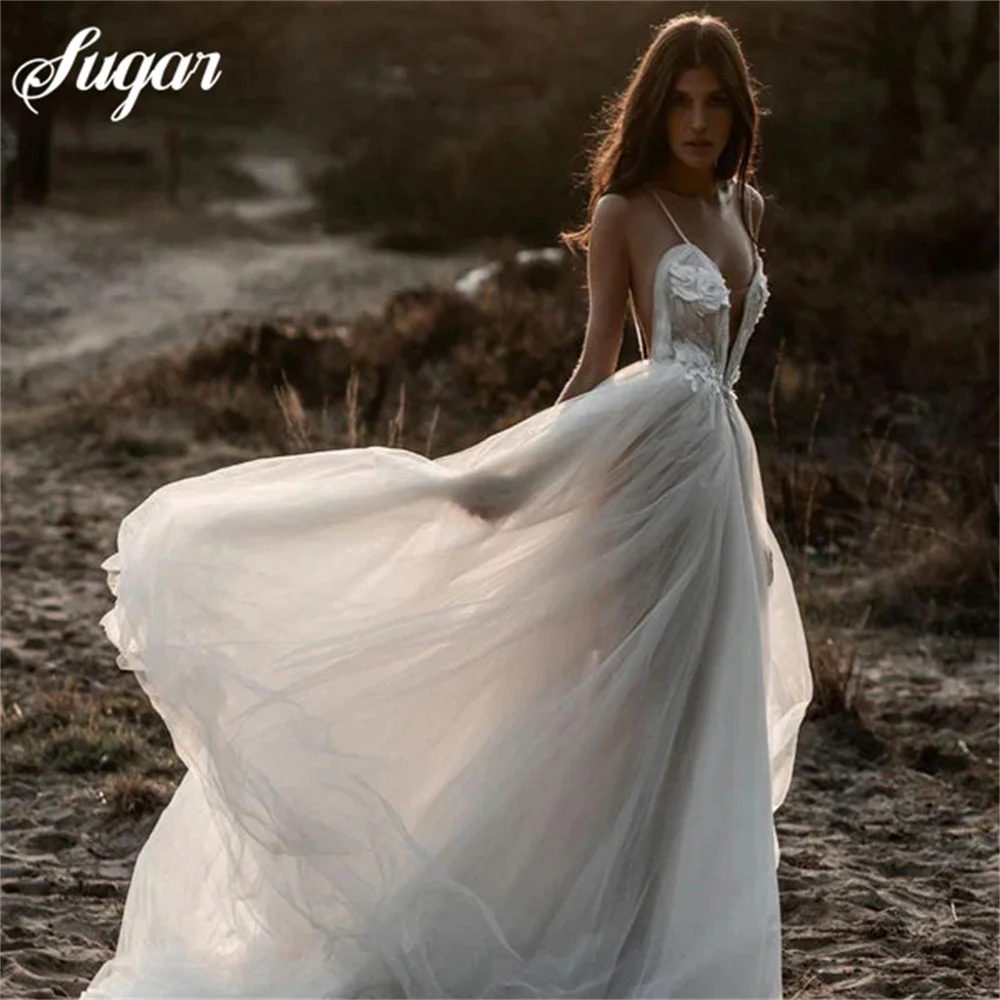 

Женское свадебное платье на тонких бретельках с V-образным вырезом