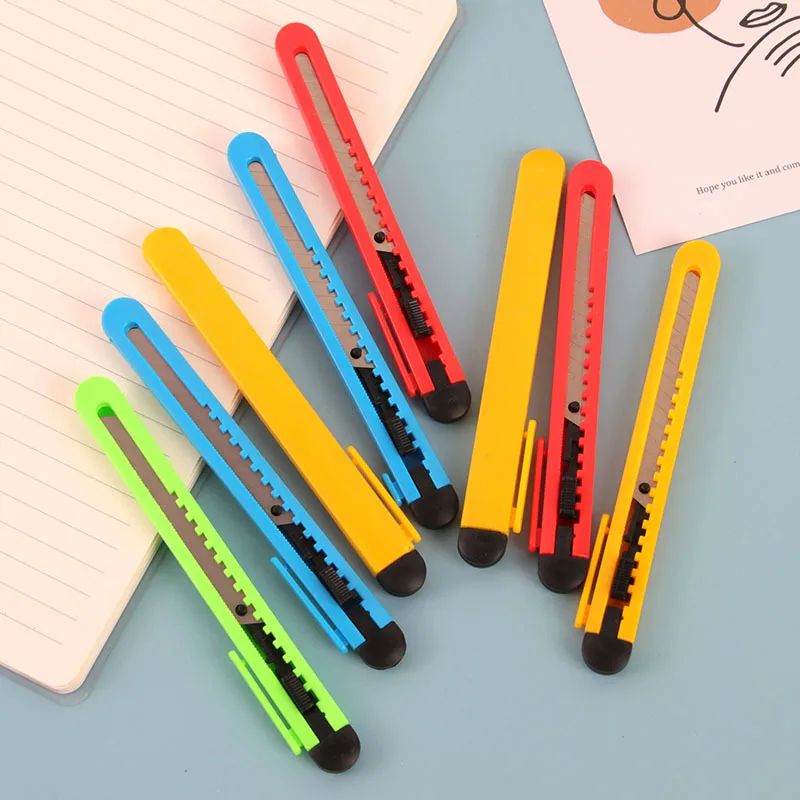 A handful. Art knife small 9mm plastic color manual paper cutter stationery gift unpacking knife. Random color