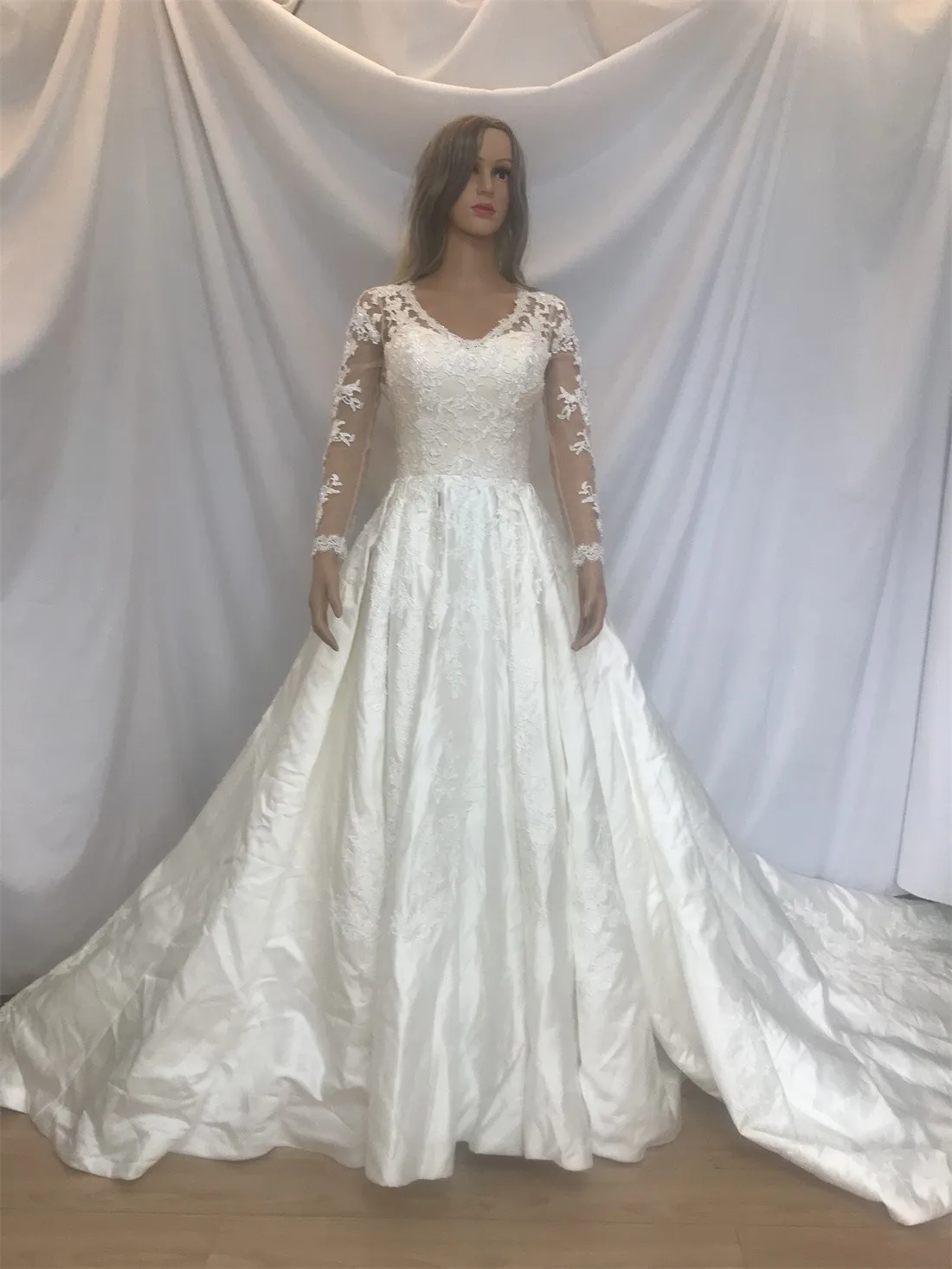 

В наличии на складе, образец, чистый атлас, фотосвадебные платья, размер 6, быстрая доставка, номер 54