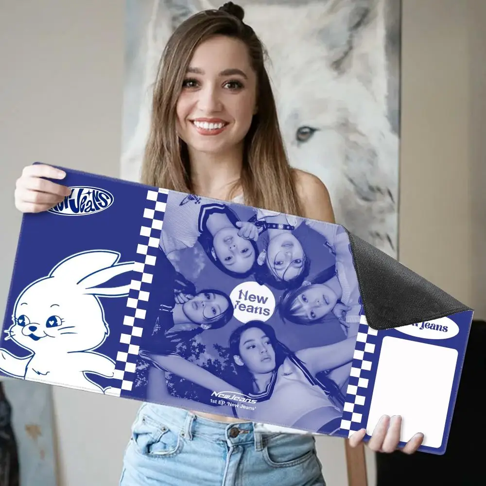 

NewJeans Female Singer Mouse Pad Desk Mouse Pad Cute HD Desk Pad Extended Gaming Keyboard Mats Large XXL Gamer Mousepad 90x40