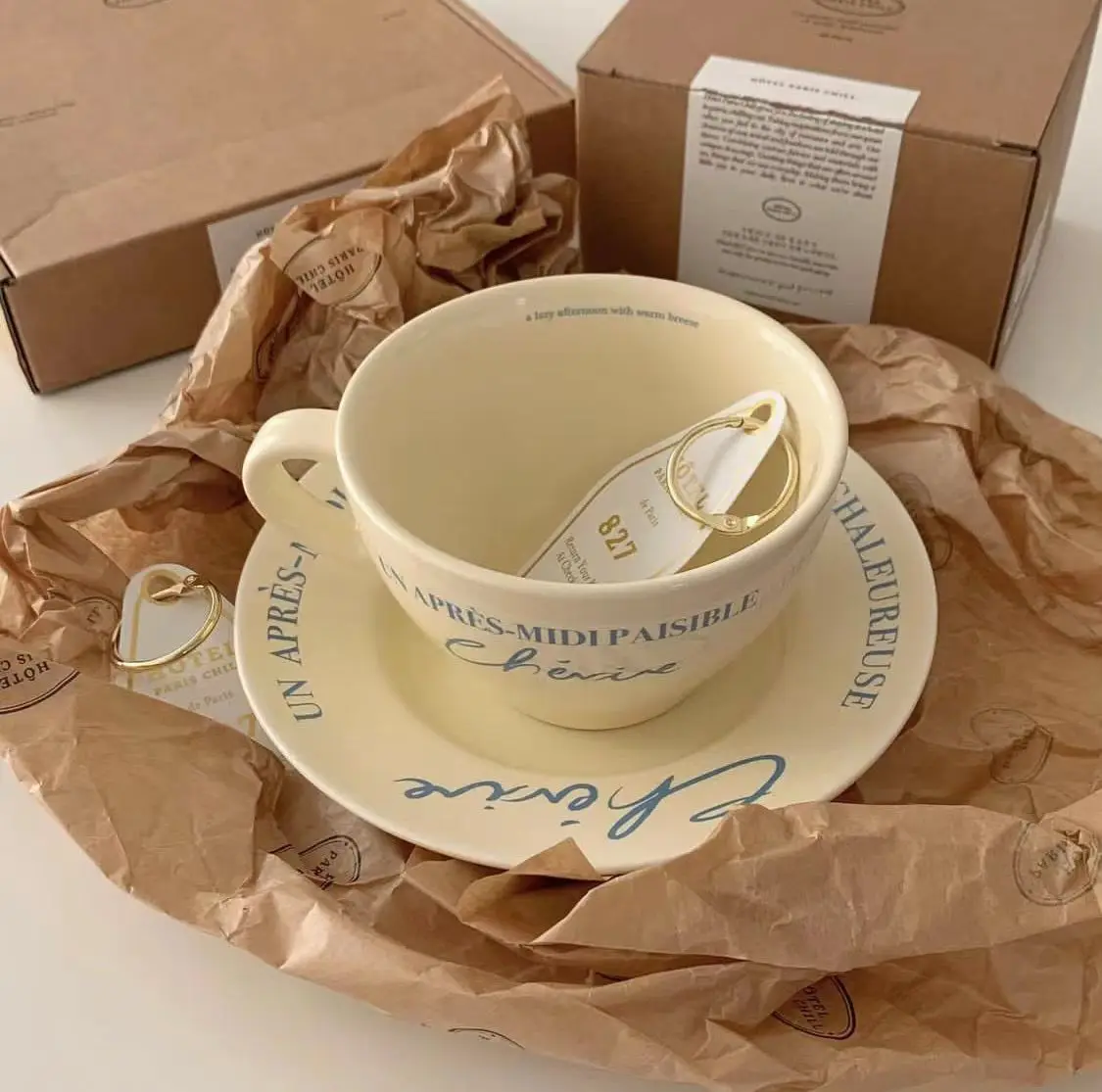 كوب قهوة وطبق ملون كريمي فرنسي