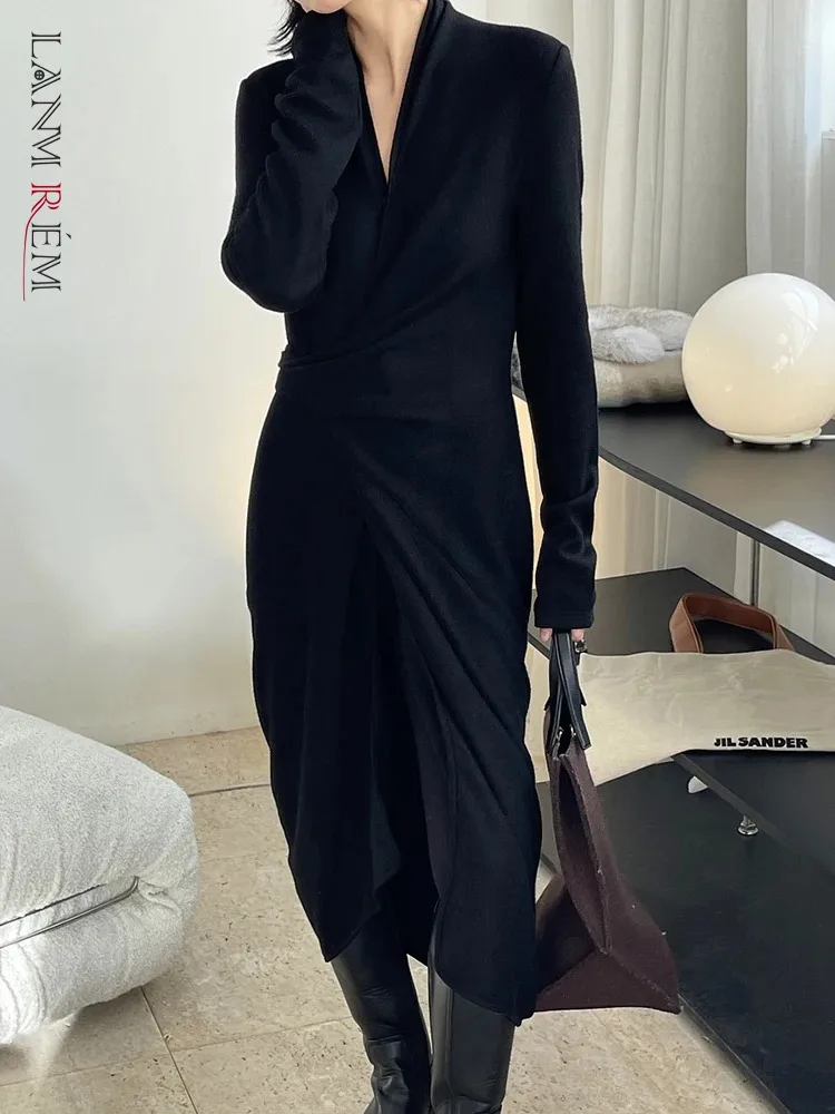 

[LANMREM] Black Knitting Gathered Waist Dress For Women V Neck Long Sleeve Slim Bottoming Female Tops 2024 Spring New 26D7715