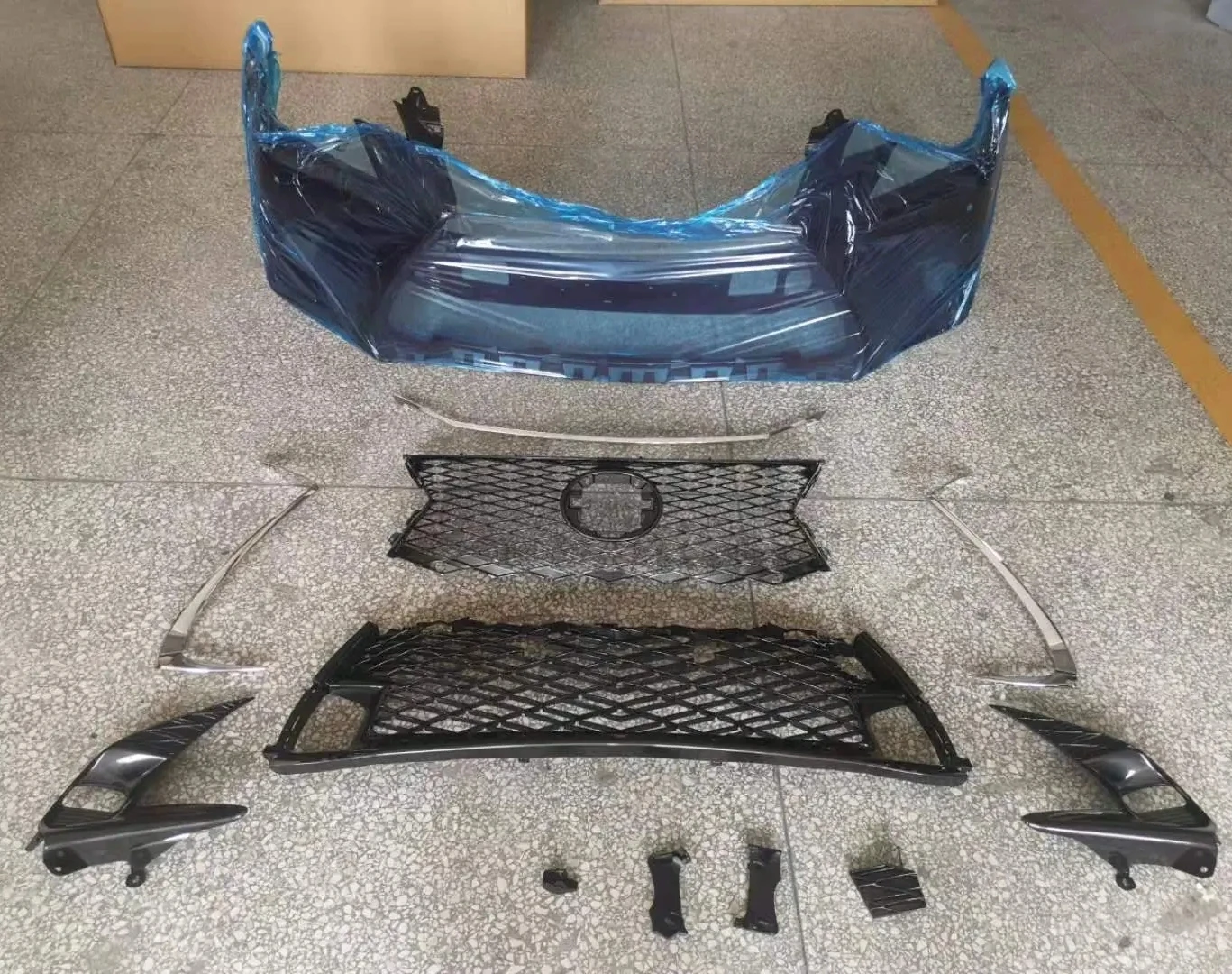 

Body Kit Front Bumper Grill Assembly for Lexus 2018-20 Modified GX Style Kit Fog Lamp Grille Frames Car Accesorios
