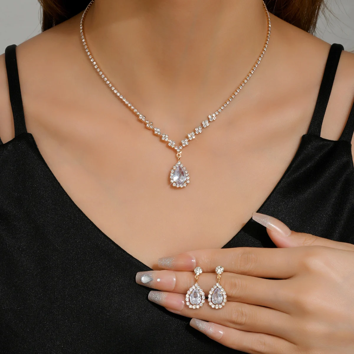 طقم كحلي ناعم بتعليقة قطرة