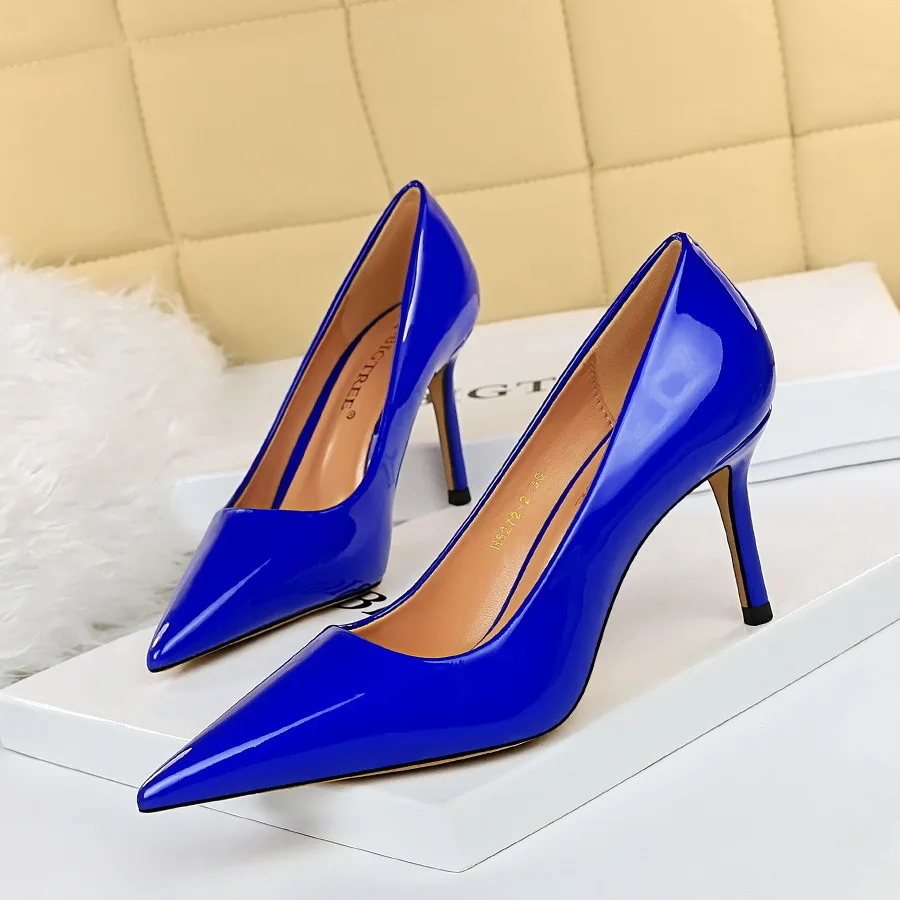 thumbnail image 1 of Zapatos de tacón alto profesionales, delgados y sexys, con punta puntiaguda y boca baja de cuero lacado brillante estilo mujer, 1 of 5