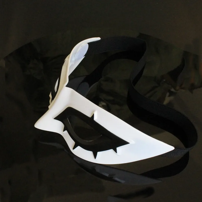 Masque demi-visage Persona 5 Joker ABS pour cosplay et fête Halloween posé sur une surface, texture mate visible.