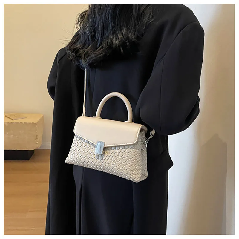 

Модная женская маленькая квадратная сумка 2024, новая нишевая Высококачественная простая однотонная сумка через плечо для поездок