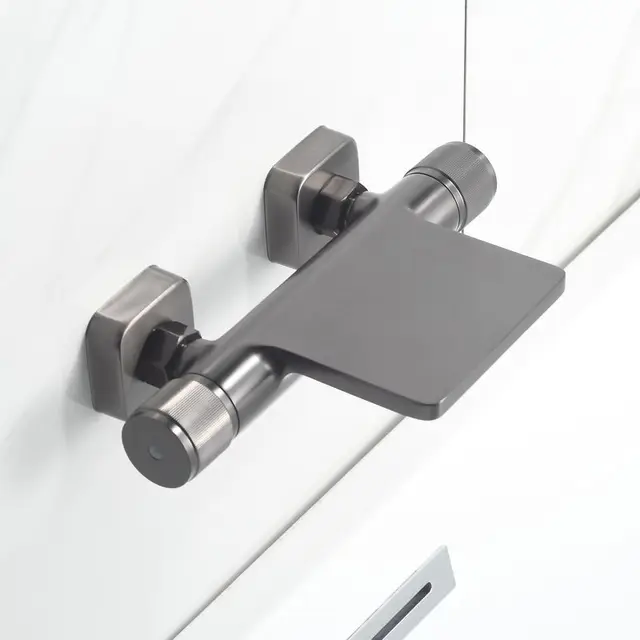 ก๊อกน้ำอ่างอาบน้ำทองเหลือง, ก๊อกน้ำร้อนและน้ำเย็นแบบสองมือจับสีดำติดผนัง, ฝักบัวแบบติดผนังไหลแรงแบบน้ำตก 1