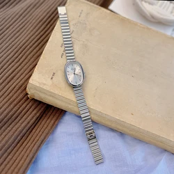 Elegant Vintage-Inspired Women's Quartz Watch with Gold Bracelet (Silver)