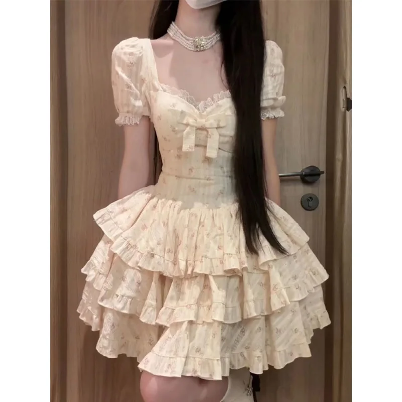 فستان جميل بأكمام فقاعية من الدانتيل مُزين بنقشة ا...