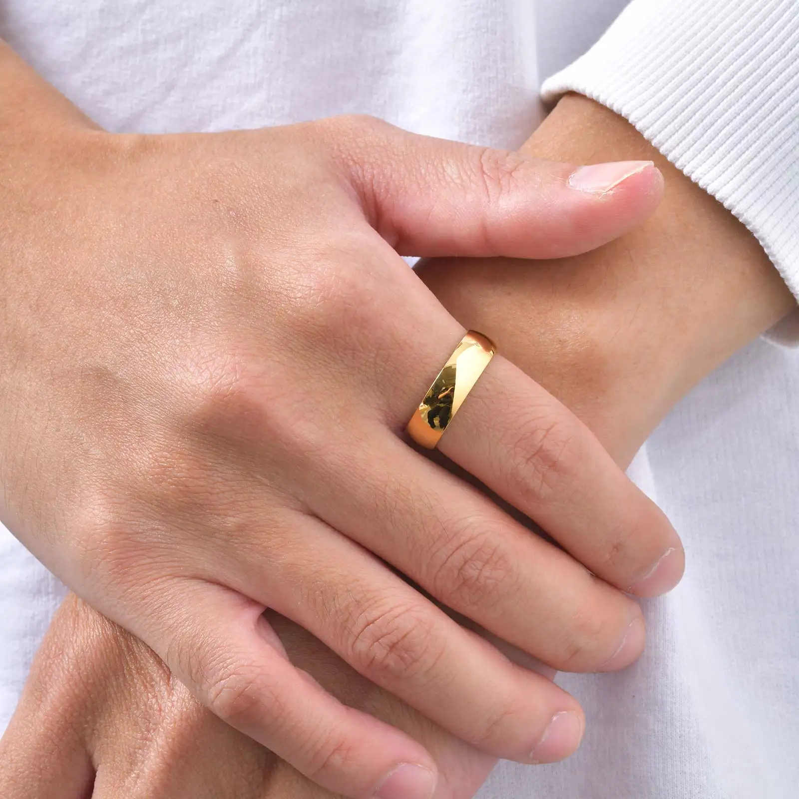 Personalisierter goldfarbener Ehering für Männer und Frauen, einzelner Zirkon-Paarring aus Edelstahl, personalisiertes Verlobungsring-Geschenk – Detail 4