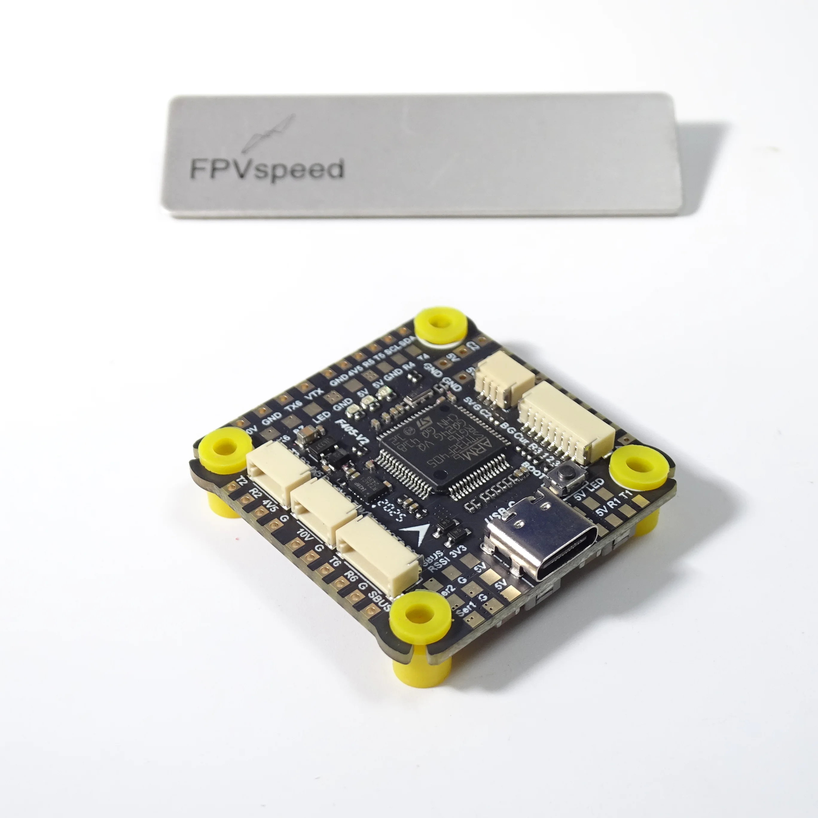 ESC FPV 60A FS405C2-60A installé sur un drone de course, avec câbles et supports de fixation