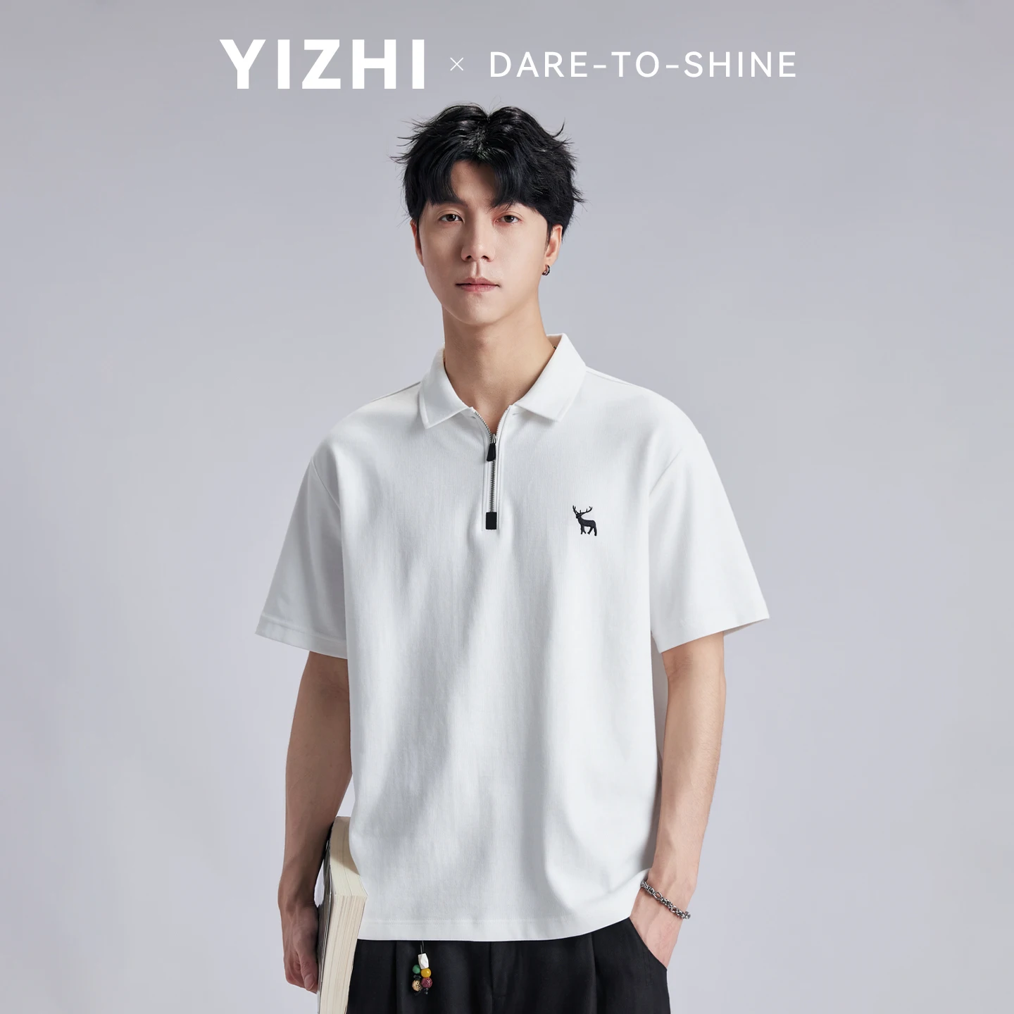 Polo da Uomo Minimalista con Logo Ricamato a Forma di Cervo, Collezione Estate 2026, Vestibilità Ampia, Mezza Zip, Casual, per il Pendolare, Manica Corta - immagine 2
