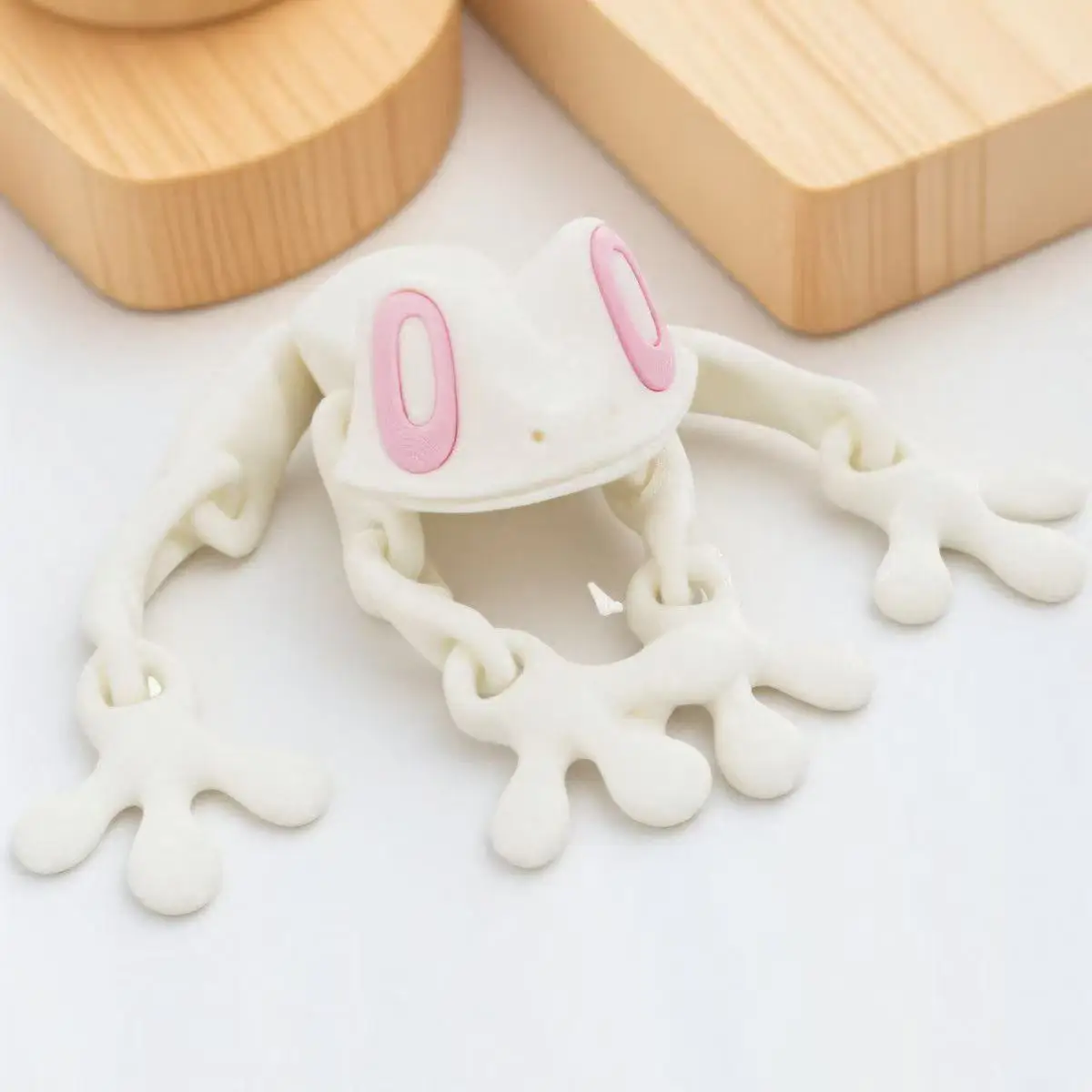 3D Printed Articulated Tree Frog Ornament – Versatile Home and Office Decor Magnet
