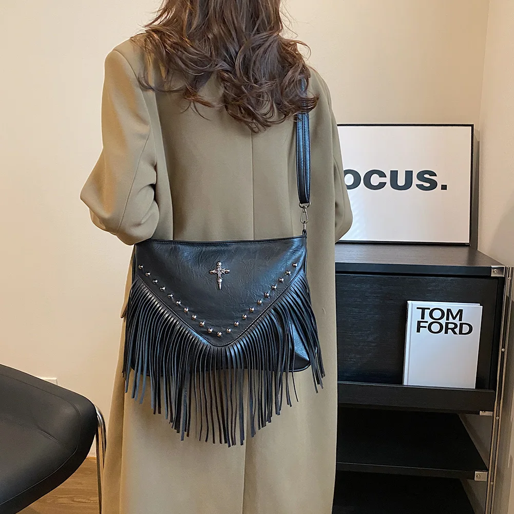 Women PU Rivet Fringe Tassel Bag Large Capacity Vintage Small Handbag Adjustable Strap Tassel Hobo Bag for Party Vacation