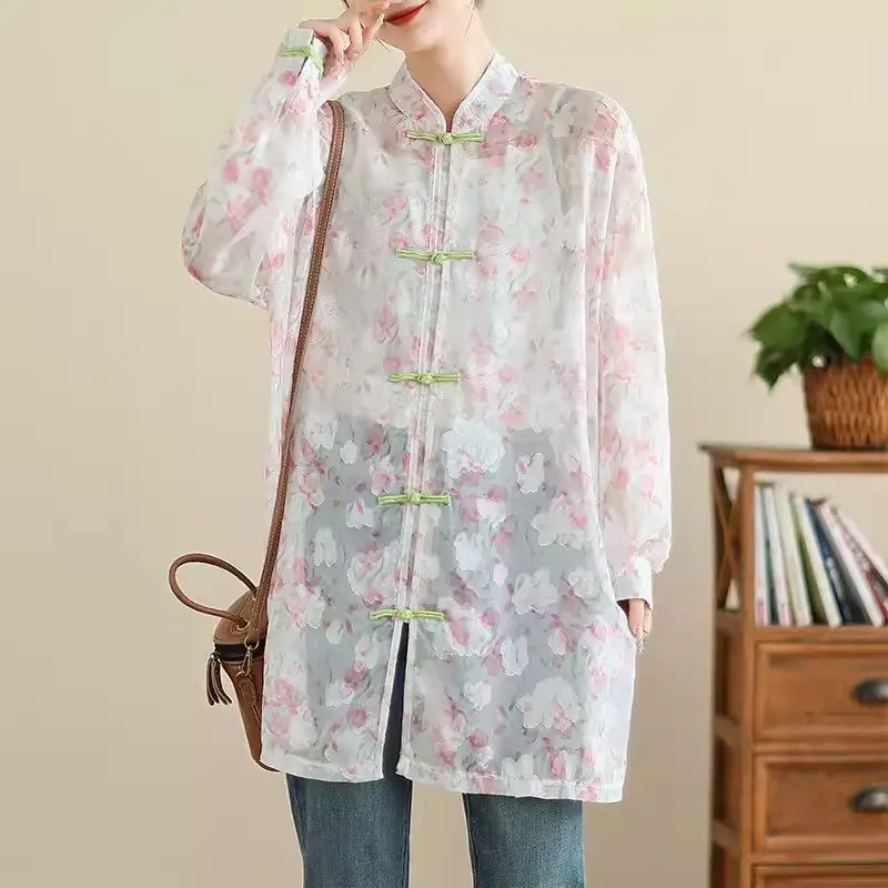 

Женская рубашка-куртка средней длины, с длинным рукавом и принтом