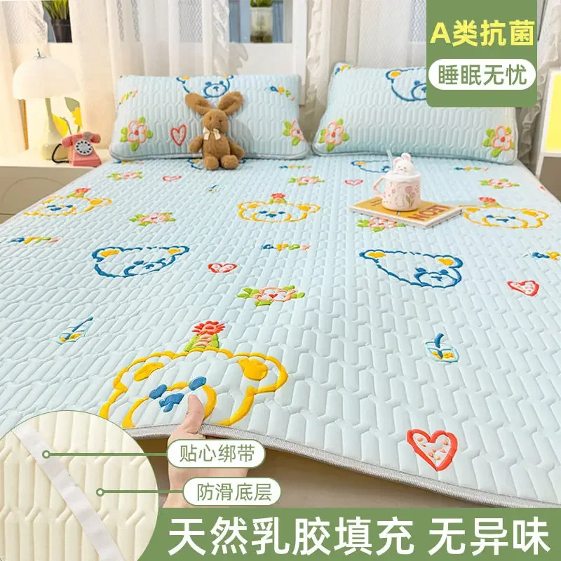 thumbnail image 1 of Sábana de verano fresca, funda de almohada, traje para dormitorio de estudiantes, alfombrilla enfriadora de látex con dibujos animados, juego de ropa de cama, colcha doble lavable, 1 of 5