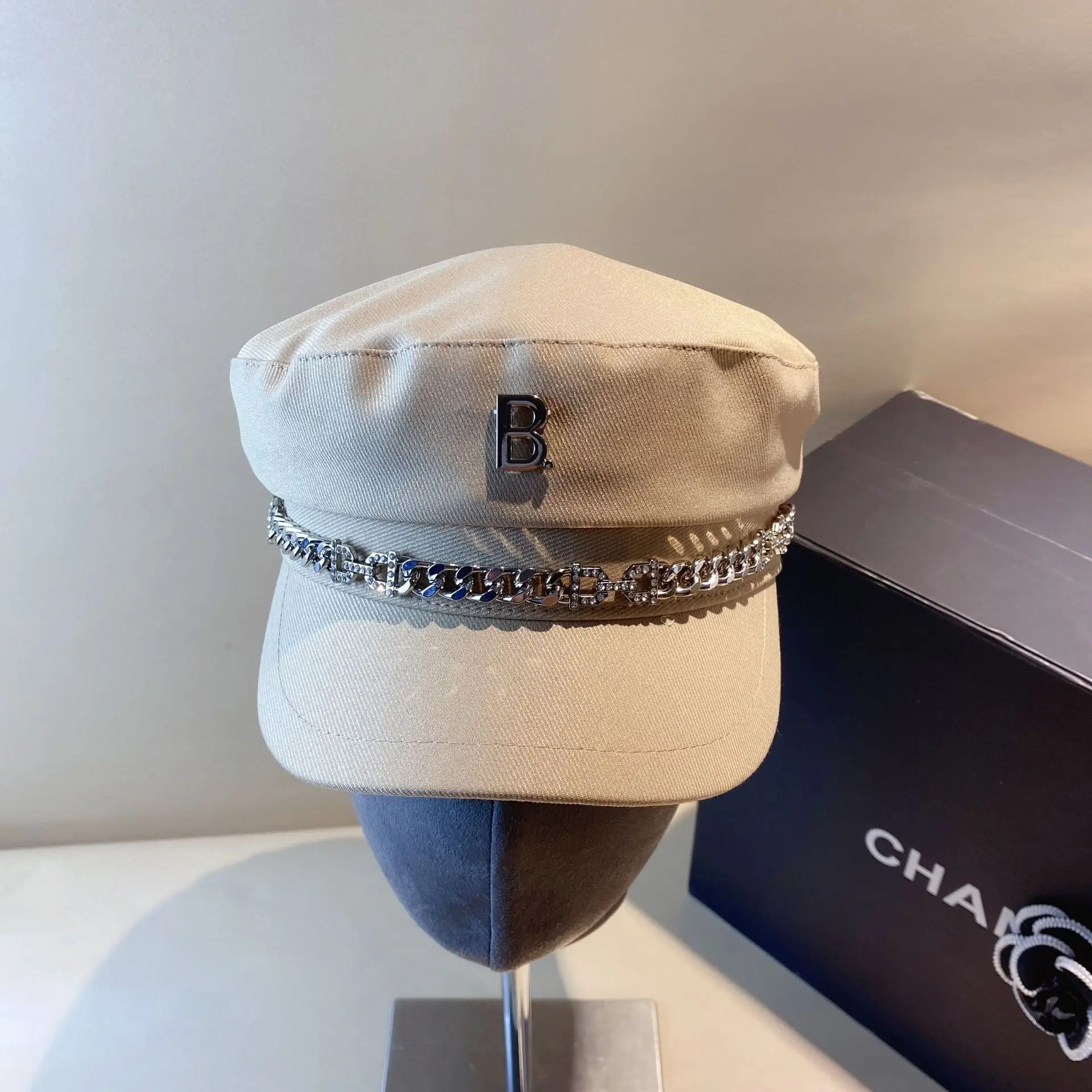 

Кепка Мужская/женская с металлической цепочкой, кепка с плоским верхом и надписью B, в морском стиле, для отдыха и путешествий, весна-лето