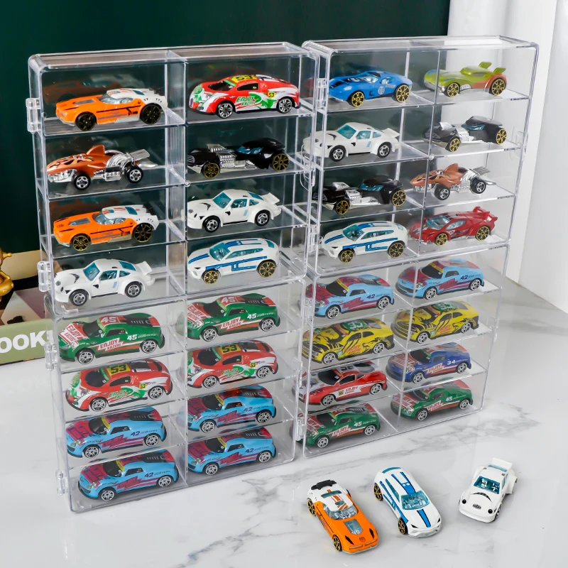 Collection colorée de voitures jouets en bois sur une étagère