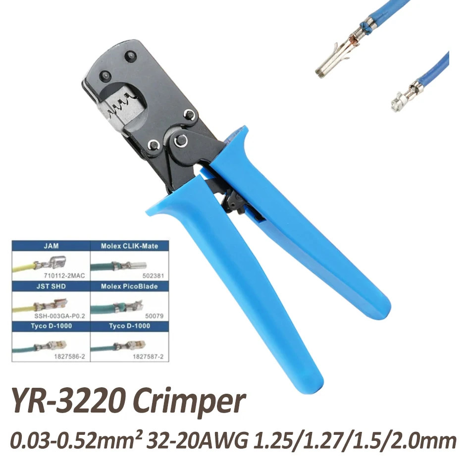 Gros plan sur les mâchoires de la pince à sertir professionnelle YR-3220 avec un connecteur micro inséré.