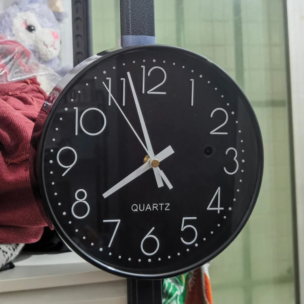 klok hangend in een moderne woonkamer