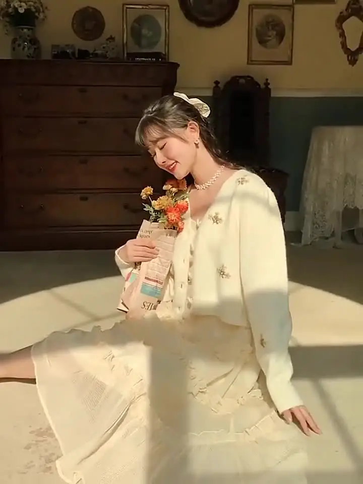 Женский короткий кардиган с вышивкой и V-образным вырезом